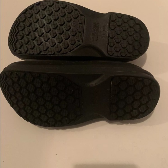 New Unisex Work Shoe For Crews Black Clogs Nonslip Tread Safe M3 W5 - Picture 6 of 7